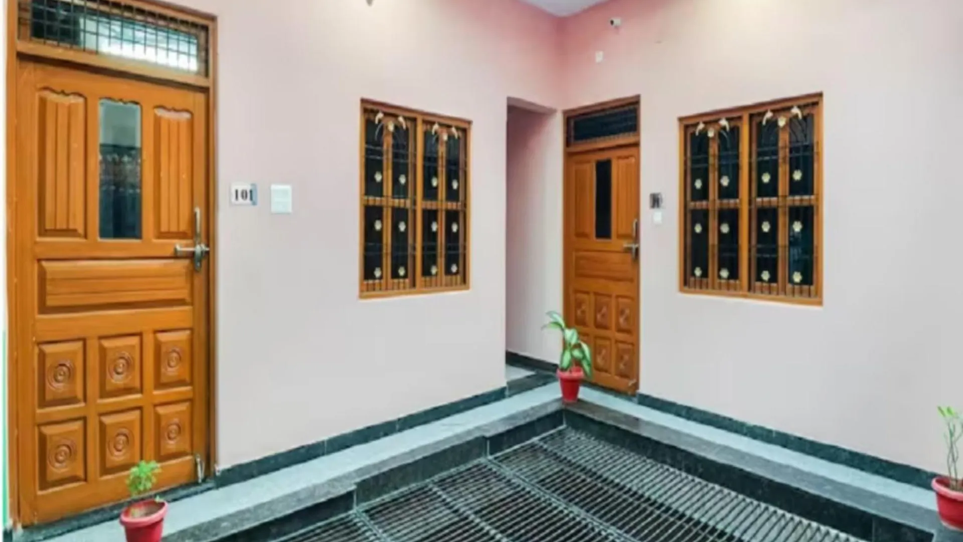 Varanasi Hotel H ! R - Near Kashi Vishwanath Temple - Providing Air Conditioned Rooms With Free Wi-Fi Facility - Best Guest House In Varanasi India